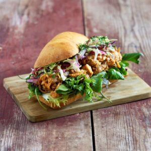 Ciabatta med pulled jackfruit, syltet rødløk og vegansk sennepsmajones