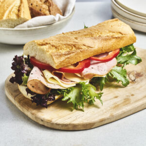 Stor baguette med ost og skinke