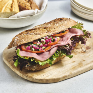 Stor baguette med roastbeef og pepperrotkrem