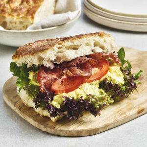 Focaccia med kyllingcurry og bacon