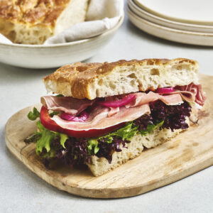 Focaccia med serranoskinke og rød pesto
