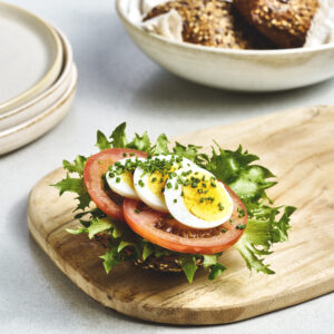 Grovt rundstykke med egg og tomat