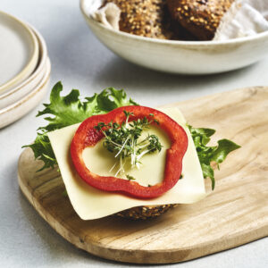 Rundstykke med jarlsberg og paprika