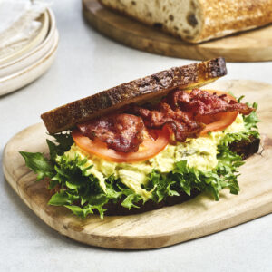 Sandwich med kremet kyllingcurry og syltet eple