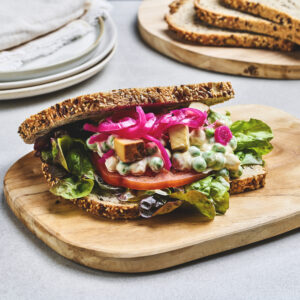 Sandwich på hjemmelaget firkornsbrød med Vegansk cæsarsalat