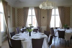 oppdekk smaabord storstuen kjeller gard liten