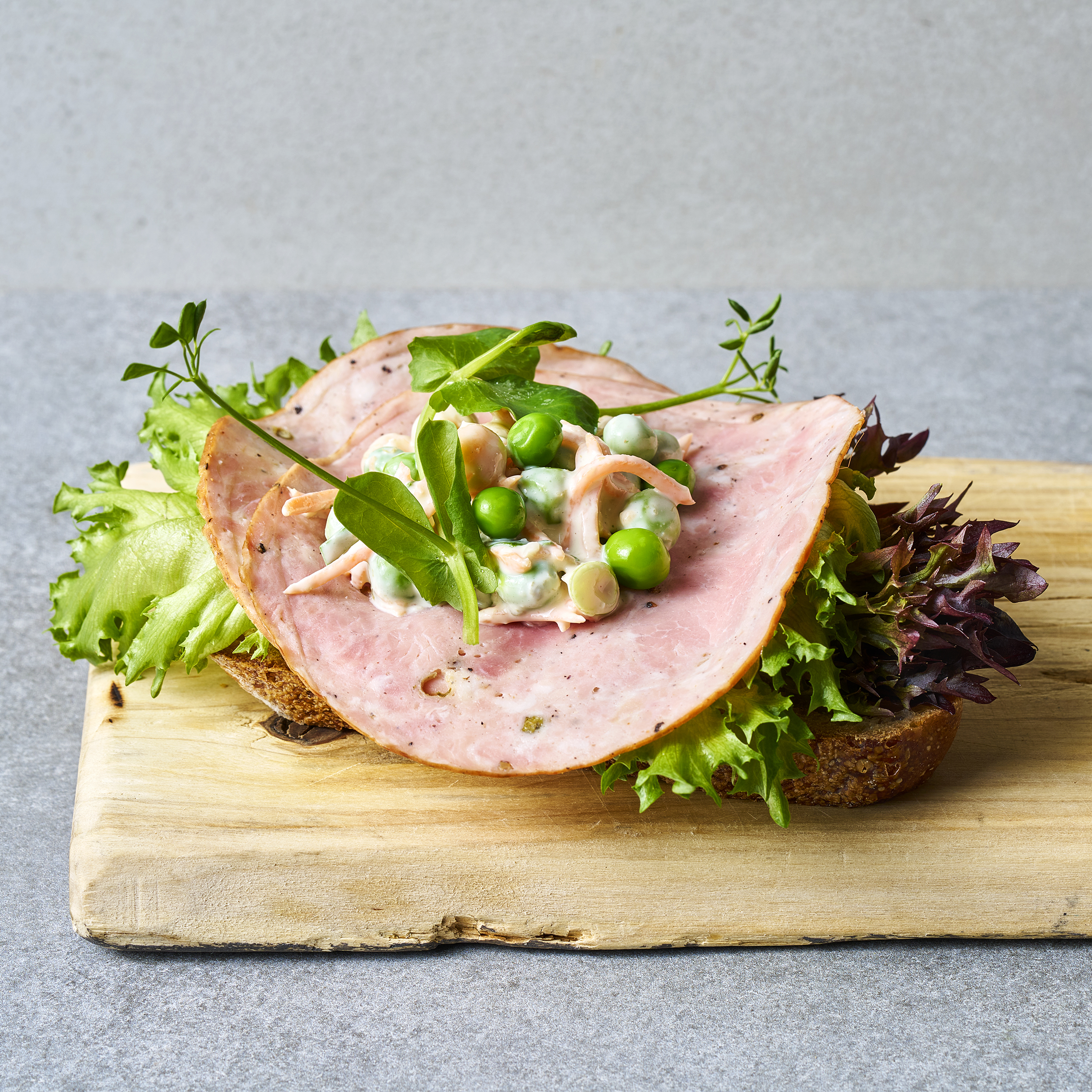 Hjemmelaget firkornbrød med skinke fra Metervare, salat og tomat 1 Hjemmelaget firkornbrød med skinke fra Metervare, salat og tomat