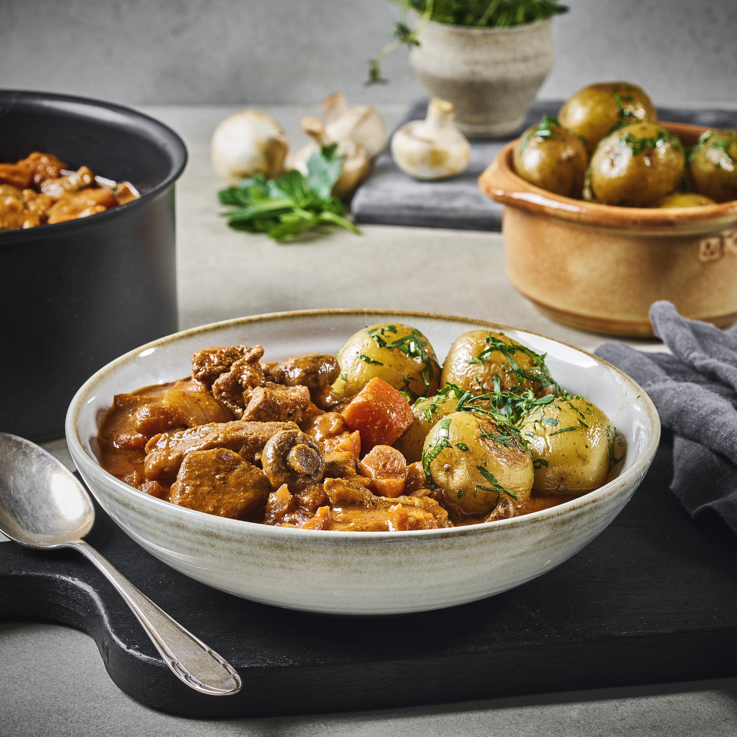 Biff Stroganoff + Marsipankake 1 Biff Stroganoff + Marsipankake