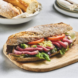 Fullkornsbaguette med hjemmelaget roastbeef, agurk og tomat