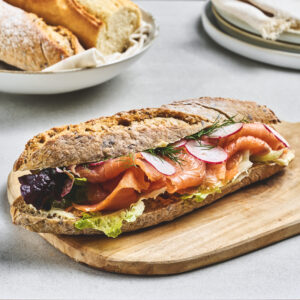 Fullkornsbaguette med røkt laks, dill og reddik