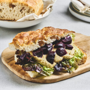 Focaccia med hjemmelaget hummus og bakte rødbeter