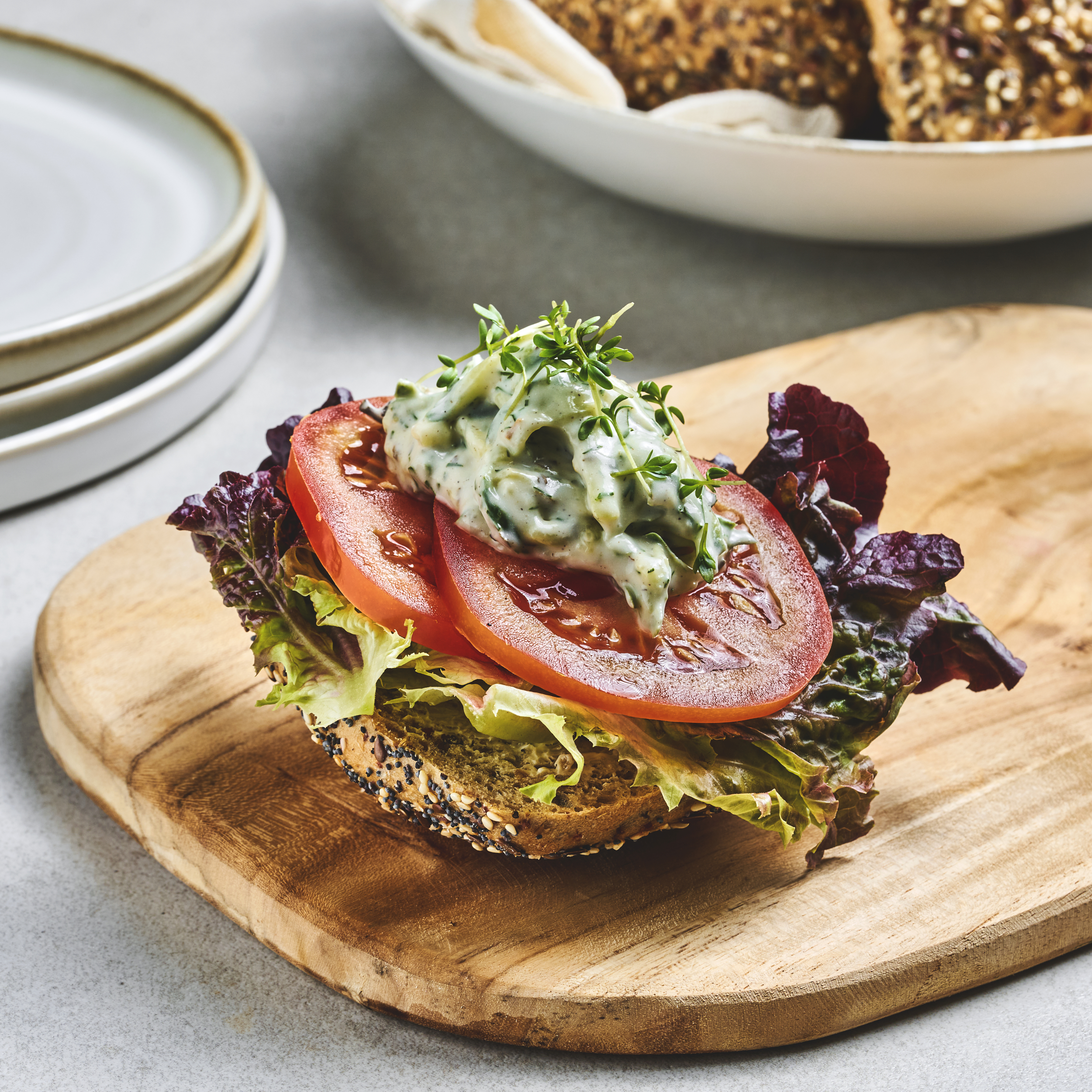Rundstykke med tomat og vegansk tzatziki 1 Rundstykke med tomat og vegansk tzatziki