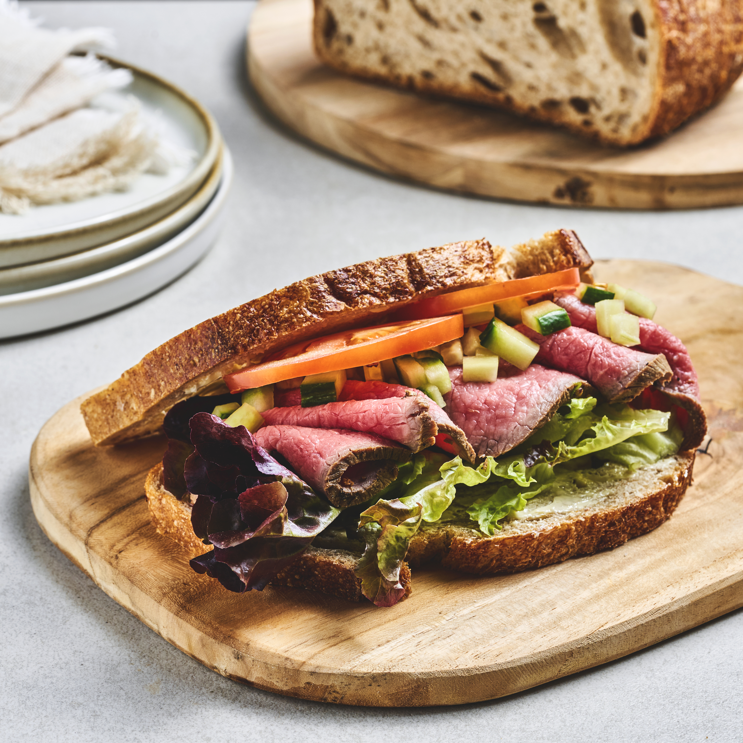 Sandwich på surdeigsbrød med hjemmelaget roastbiff, agurk og tomat 1 Sandwich på surdeigsbrød med hjemmelaget roastbiff, agurk og tomat