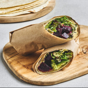 Wraps med vegansk hummus og bakte rødbeter