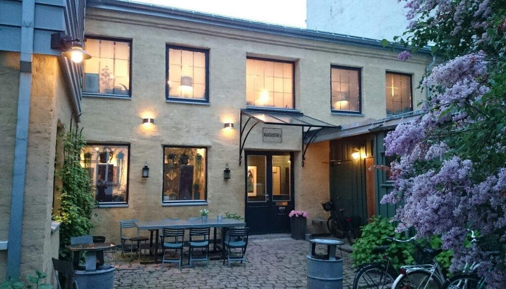 Lokalet fra utsiden i en pen bagard